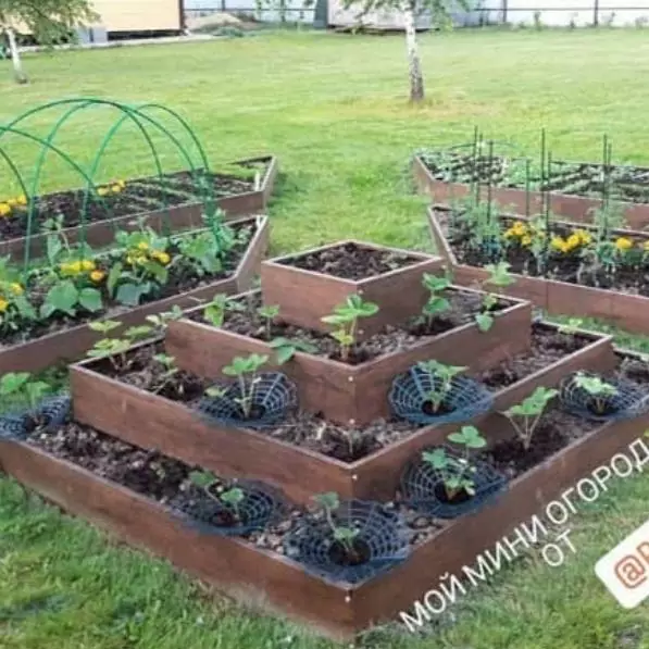 Каскадные клумбы (имитация дерева `Дуб Антик`)